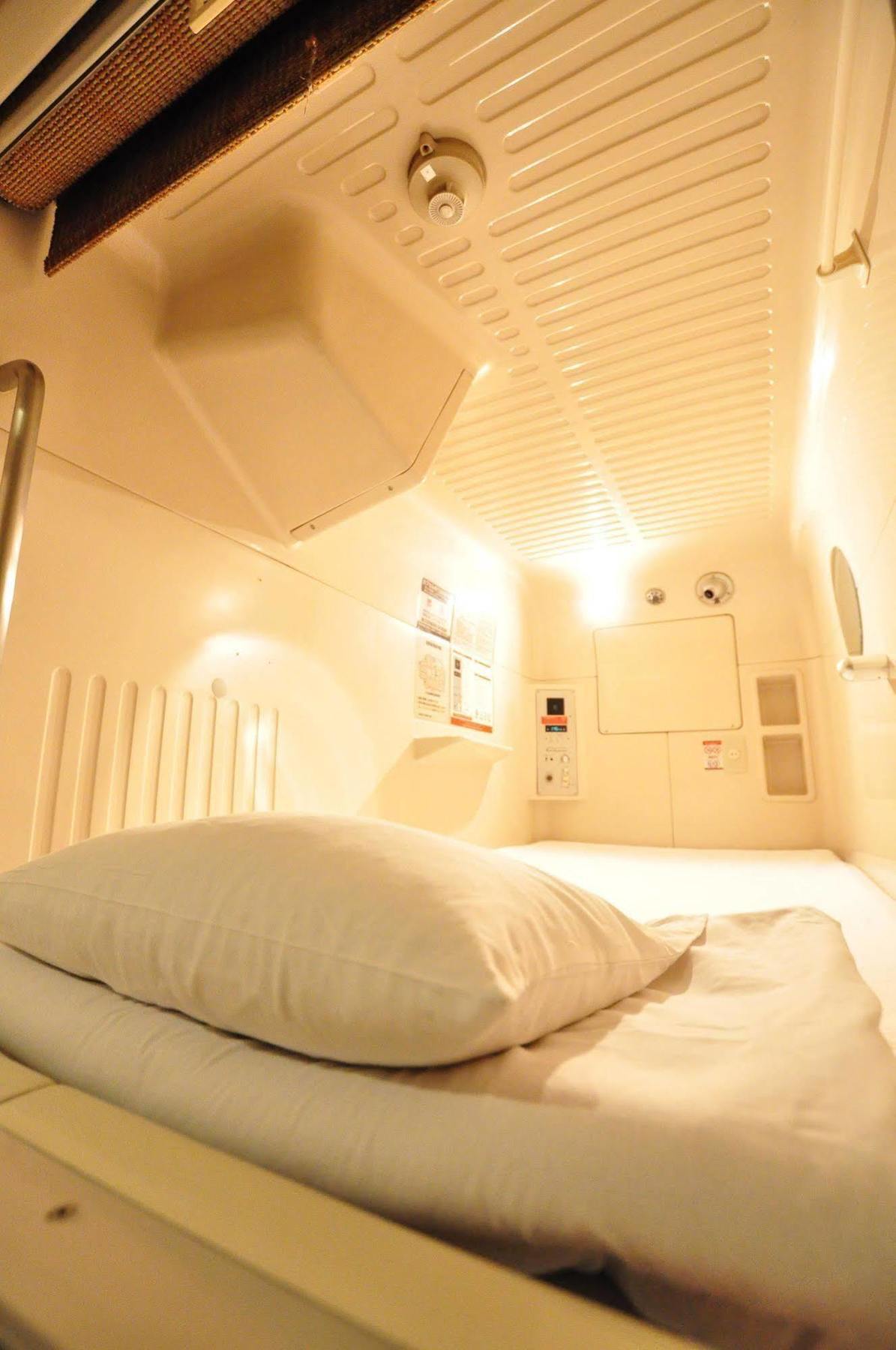 Capsule Hotel Asahi Plaza Shinsaibashi Osaka Eksteriør billede